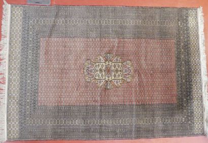 TAPIS Pakistanais à décor d'une rosace centrale...