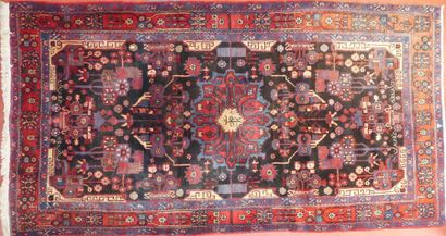 TAPIS Iran à décor de rosace central sur...