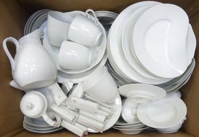 MANUFACTURE NATIONALE DE SEVRES. Lot de vaisselle...