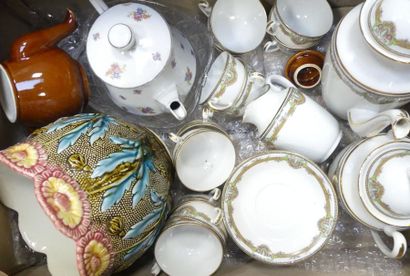 Lot de PORCELAINE divers comprenant service...