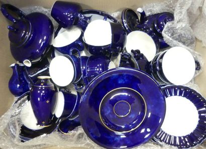 MANUFACTURE NATIONALE DE SEVRES Lot en porcelaine...