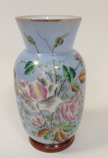 VASE en verre opalin à décor floral. H. 27...