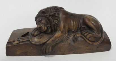 LION gisant en bois sculpté. L. 30 cm