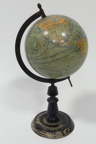 FOREST EDITEUR. Globe terrestre au piètement...