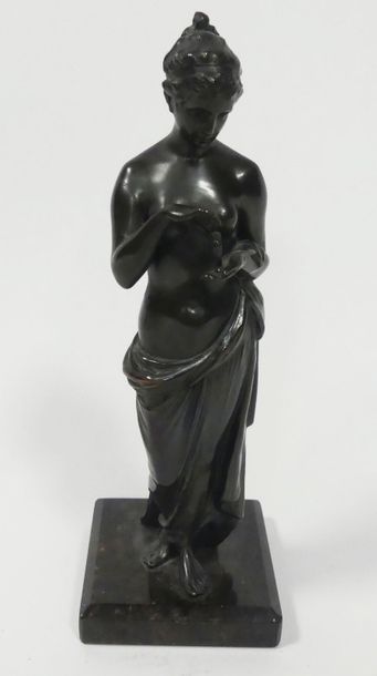 Sujet en régule figurant une jeune femme...