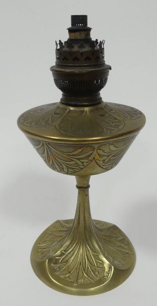 GEORGES LELEU. LAMPE à pétrole Art Nouveau....