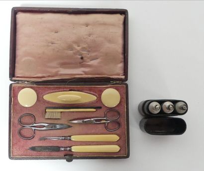 NECESSAIRE à manucure et une petite cave...