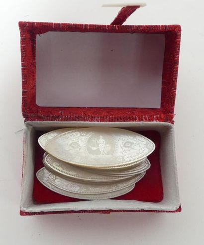 Lot de JETONS en nacre gravée à décors de...