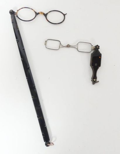 Deux paires de lunettes de théâtre en écaille...