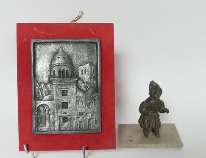 Un plaque en plomb figurant une mosquée et...