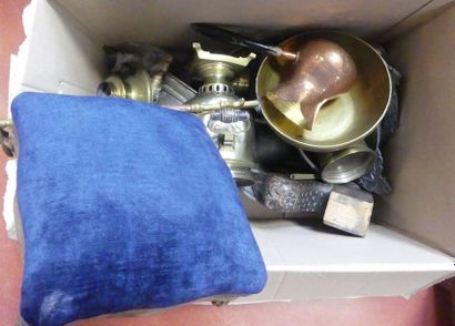 Lot comprenant cuivres dont samovar, verseuse...