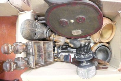 Lot de souvenirs d'Afrique comprenant masque...