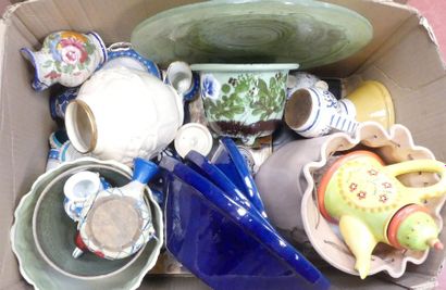 Lot de faïences dont plats bleu, vase faïence...