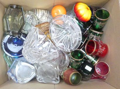 Lot de verreries, nombreux cendriers, tasses...
