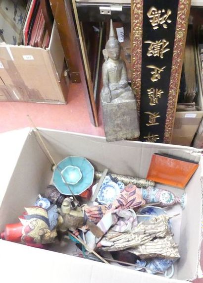 Lot de SOUVENIRS d'Asie dont théière porcelaine...