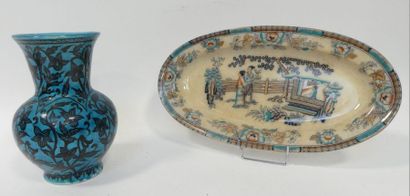 Lot comprenant plat à décor polychrome chinois...