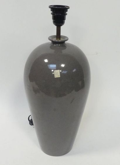 Pied de LAMPE en céramique grise.