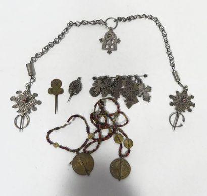 Lot de BIJOUX Afrique dont fibules, colliers...