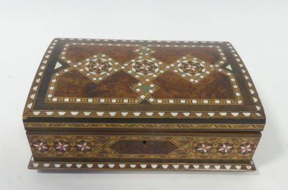 COFFRET syrien en marqueterie de bois teinté...