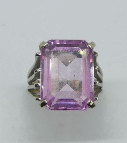 BAGUE en fils d'or gris sertie d'une pierre...