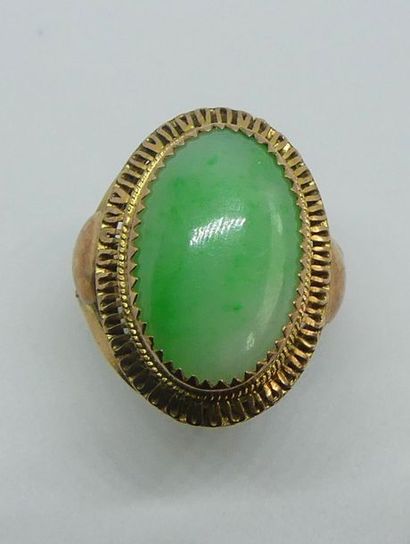 BAGUE en or jaune 9 K, la monture ajourée,...