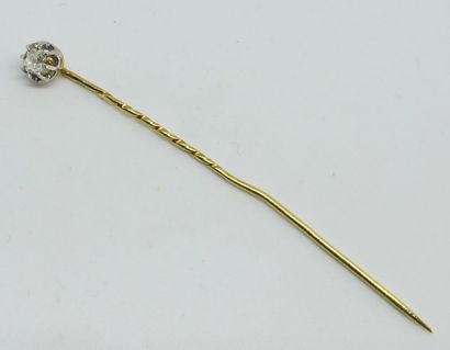 EPINGLE de cravate en or jaune ornée d'un...