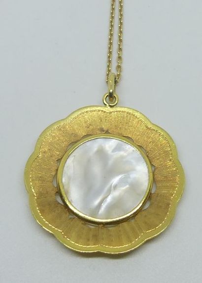 PENDENTIF rond polylobé en or jaune, serti...