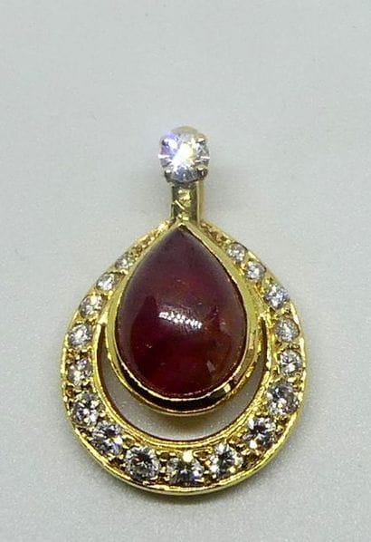 PENDENTIF goutte en or jaune, serti d'un...
