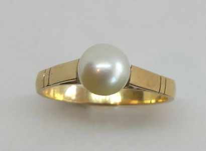 BAGUE en or jaune sertie d'une perle de culture....