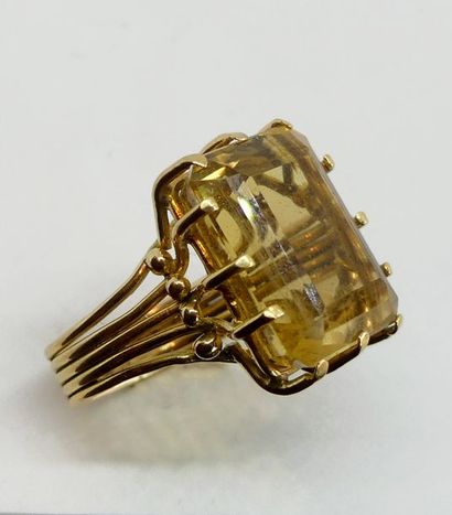 BAGUE en fils d'or jaune sertie d'une pierre...