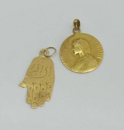 MEDAILLE en or jaune, au profil de la Vierge,...