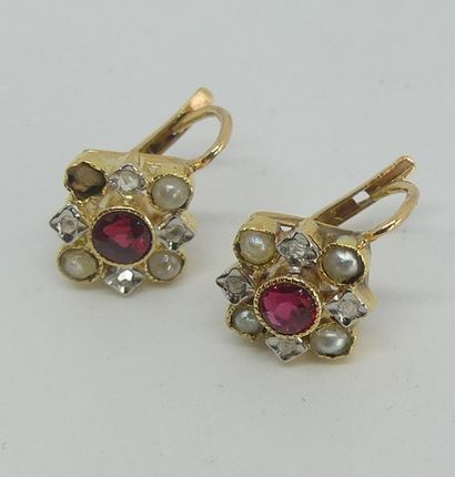 Paire de BOUCLES d'OREILLES en or jaune serties...