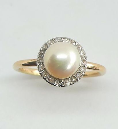 BAGUE deux ors ornée d'une perle dans un...