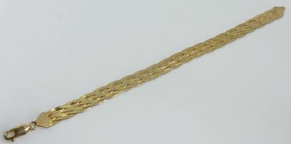 BRACELET en or 375 mil. tressé amati. Poids...