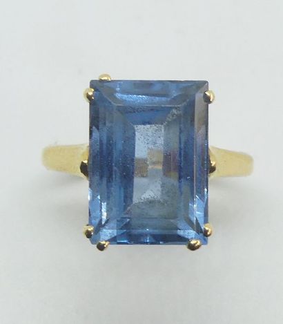 BAGUE en or jaune, ornée d'une pierre bleue...