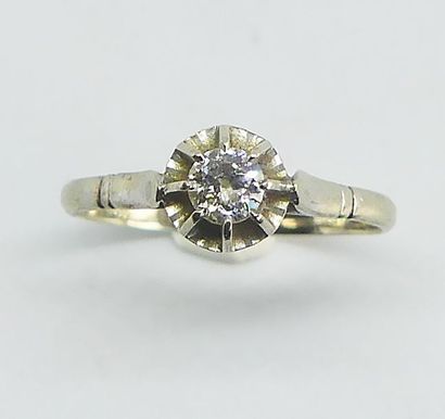 BAGUE en or gris sertie d'un diamant monté...