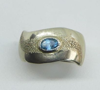 BAGUE anneau en or gris sertie d'une pierre...