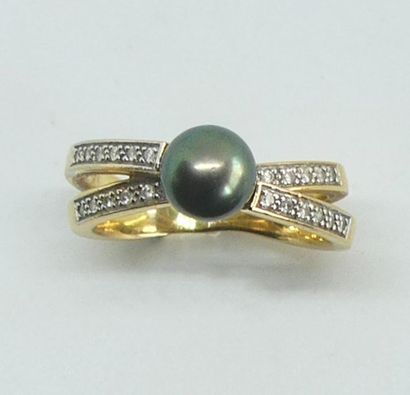 BAGUE croisée en or jaune , la monture sertie...