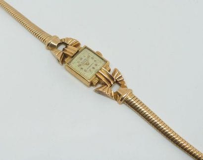 MONTRE BRACELET de dame en or jaune, le boitier...
