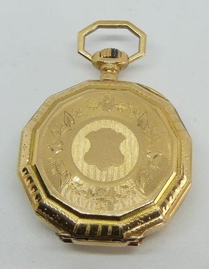 MONTRE de COL en or jaune, le boitier octogonal...