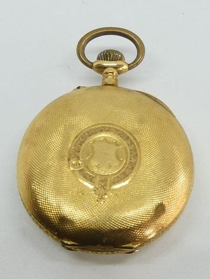 MONTRE de COL en or jaune, le boitier rond...