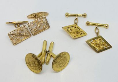 TROIS PAIRES de BOUTONS de MANCHETTE en or...