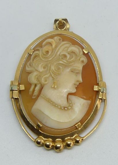 PENDENTIF en or jaune orné d'un camée coquille...