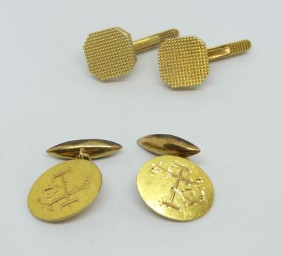 DEUX PAIRES de BOUTONS de MANCHETTE en or...