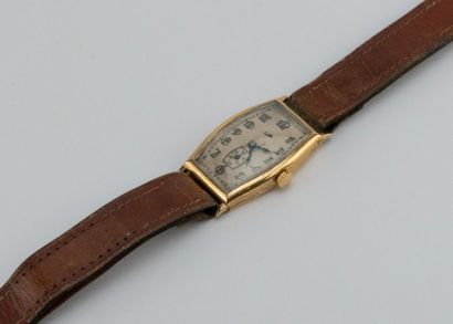 PIL. Men's wristwatch, barrel-shaped case...