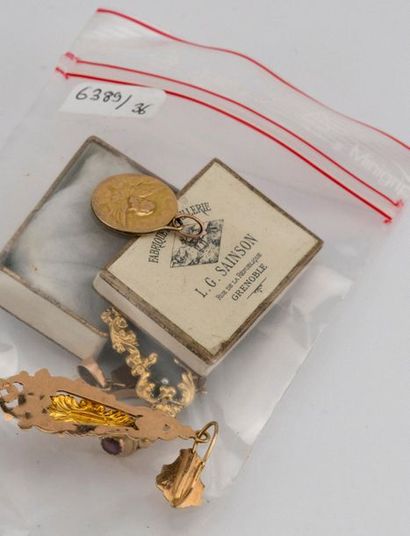 Yellow gold (18K) set including a blue enamelled...