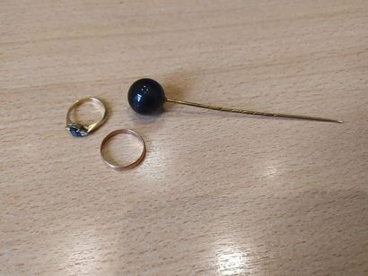 Gold lot: wedding ring, gold ring, sapphire...