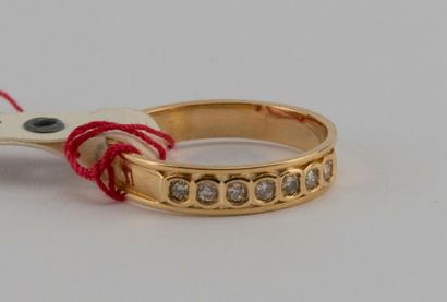 Alliance en or jaune (18K) ornée d'un rang...