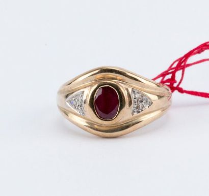 Yellow gold signet ring decorated with a...