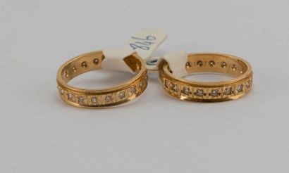 Set of two yellow gold rings with a line...